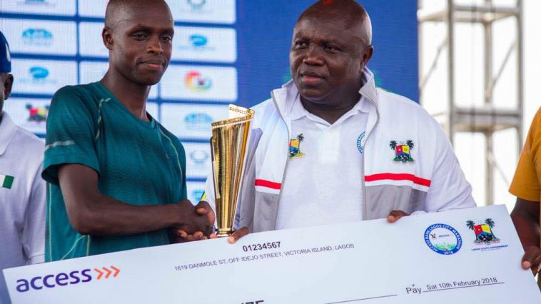 Lagos Marathon: Ambode presenting the winner his prize