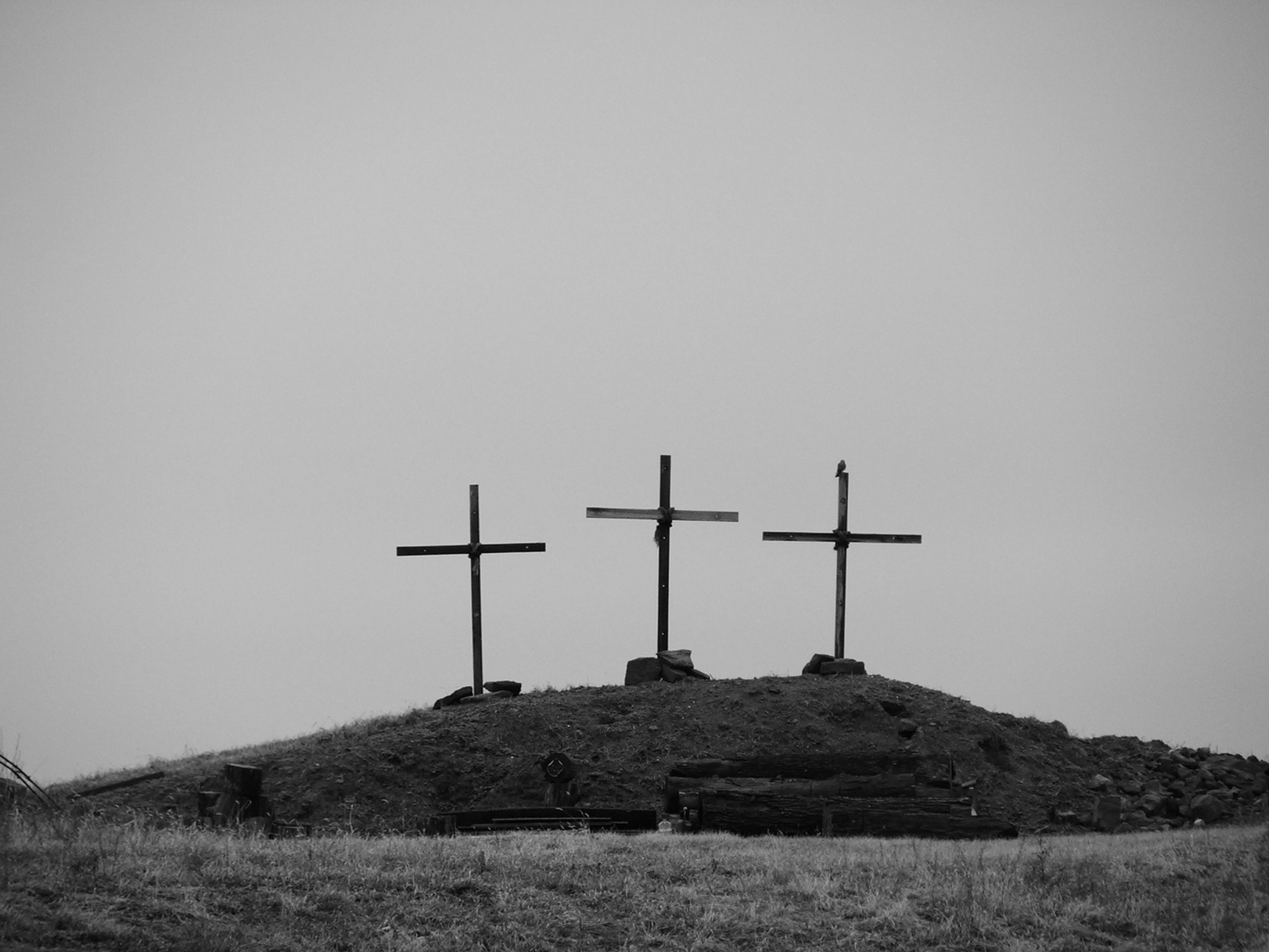 Три креста. Крест на Холме. Крест на три могилы. Могильный холм с крестом. Крест посреди поля.